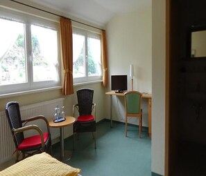 Desk, rollaway beds, free WiFi, bed sheets - Eisenbahnwelten im Kurort Rathen (Rathen)