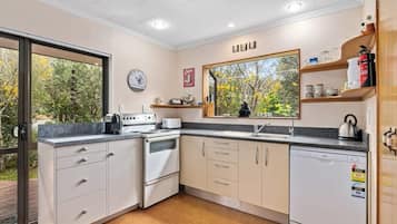 Køleskab, mikrobølgeovn, ovn, kogeplade