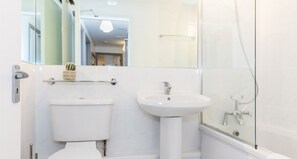 Ein Badezimmer mit Toilette, Waschbecken und Dusche.