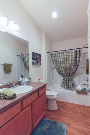 Duschwanne, Haartrockner, Handtücher, Seife