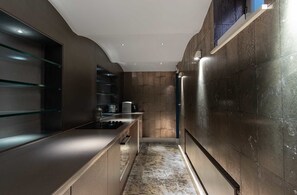 Luxe appartement, 2 slaapkamers | Privékeuken | Een koelkast, een microgolfoven, een oven, een kookplaat