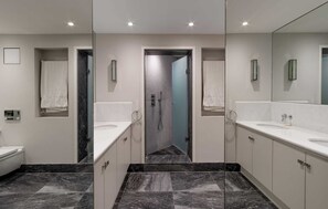 Luxury Apartment, 2 Bedrooms | Bathroom | Shower, hair dryer, towels - 2 Luxe BDR Hans Place by The Residences (London)