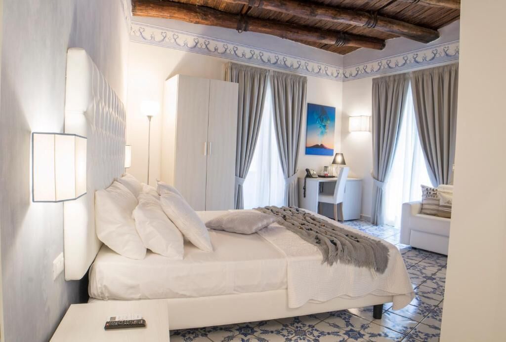 Studio Suite | Minibar, in-room safe, individually decorated, individually furnished