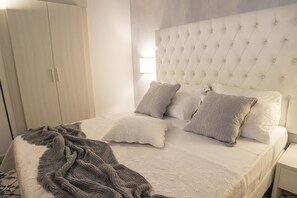 Minibar, caja de seguridad en la habitación y decoración personalizada