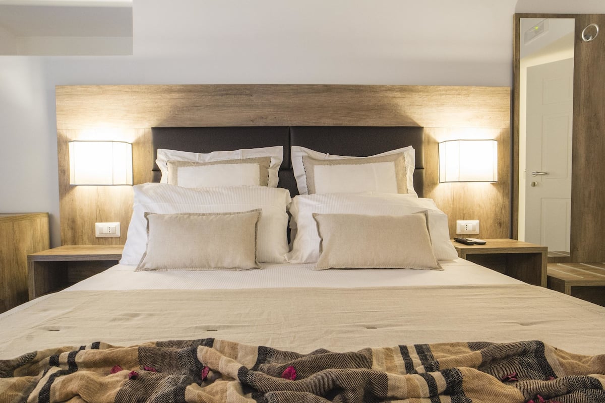 Superior Room | Minibar, in-room safe, individually decorated, individually furnished