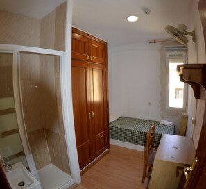 Kamar Single, kamar mandi umum | Setrika/meja setrika, Wi-Fi gratis, dan seprai linen