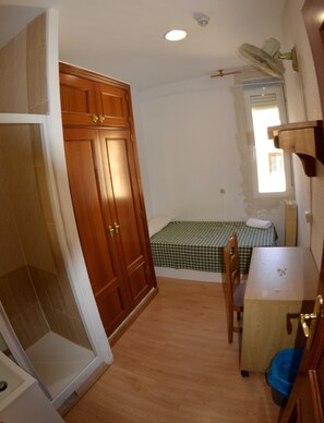 Single Room, Shared Bathroom | Seterika/papan seterika, Wi-fi percuma, cadar katil 