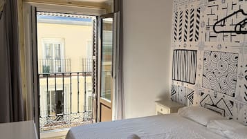 Habitación Premium doble, balcón | Tabla de planchar con plancha, wifi gratis, ropa de cama