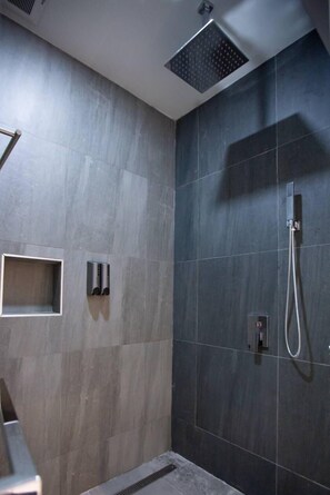 S-Type | Dusj på badet