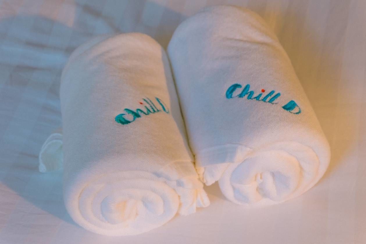 Kaksi rullattua pyyhettä, joihin on kirjottu sana ”Chill”.
