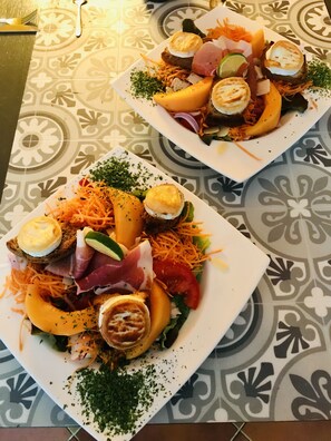 Se sirven cenas y cocina regional