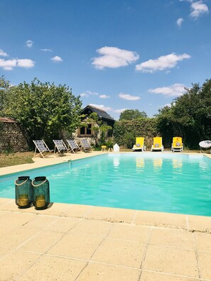 Una piscina al aire libre de temporada
