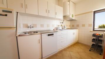 Appartement, 1 chambre, terrasse, vue océan | Cuisine privée | Grand réfrigérateur, micro-ondes, four, plaque de cuisson