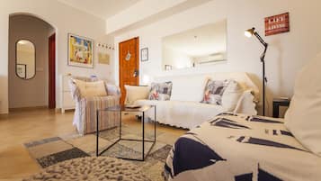 Apartamento, 1 quarto, terraço, vista para o oceano | Sala de estar | TV de tela plana