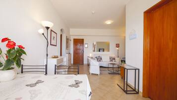 Appartement, 1 chambre, terrasse, vue océan | Coin séjour | Télévision à écran plat