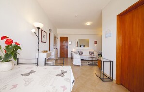 Departamento, 1 habitación, Terraza, vista al océano | Área de sala de estar | Televisión de pantalla plana