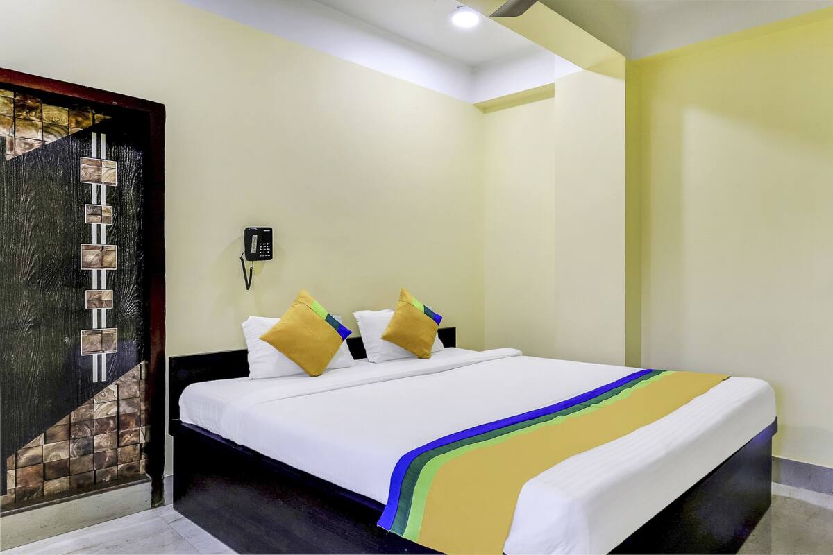 Iron/ironing board, free WiFi, bed sheets