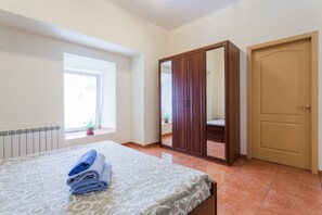 1 habitación, sistema de insonorización y tabla de planchar con plancha 