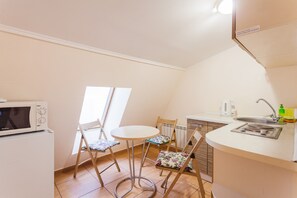 Refrigerador, microondas, cafetera/tetera, tetera/pava eléctrica