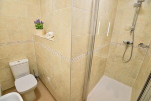 Artículos de tocador gratuitos, secador de pelo, toallas, jabón