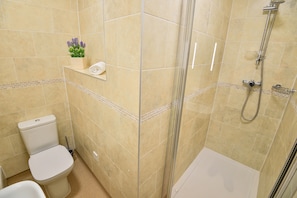 Standard dubbelrum | Badrum | Gratis toalettartiklar, hårtork, handdukar och tvål