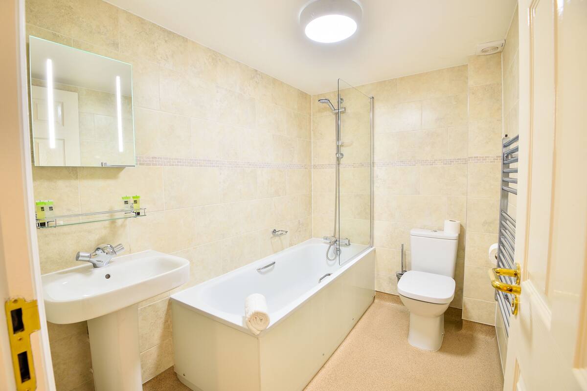 twin room | bathroom | free toiletries, hair dryer, towels, soap