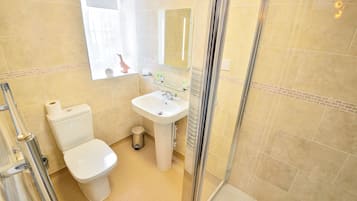Twin Room | Individually decorated, individually furnished, desk, iron/ironing board