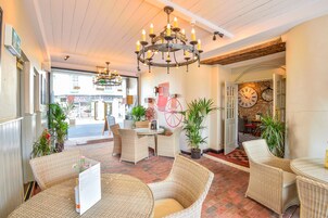 Se sirven desayunos, almuerzos, cenas y cocina local 