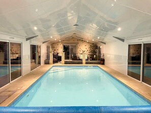 Indoor pool, a heated pool, open 7:00 AM to 9:00 PM, pool umbrellas - La Petite Felixiere (Sèvremoine)
