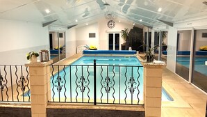 Indoor pool, a heated pool, open 8:30 AM to 9:00 PM, pool umbrellas - La Petite Félixière, B&B indépendants à 10 min de Cholet, 25 min du Puy du Fou et 35 min de Nantes (Sèvremoine)