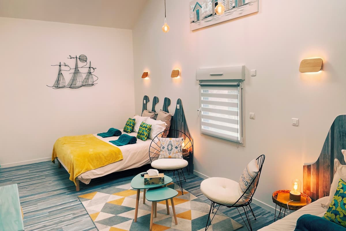 Habitación triple superior, vistas al patio | Sábanas de algodón egipcio y ropa de cama de alta calidad