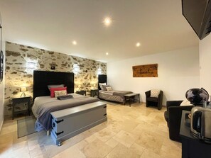 Superior Triple Room, Courtyard View | Egyptian cotton sheets, premium bedding, memory foam beds, desk - La Petite Félixière, B&B indépendants à 10 min de Cholet, 25 min du Puy du Fou et 35 min de Nantes (Sèvremoine)
