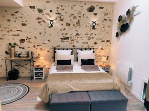 Superior Quadruple Room, Courtyard View | Egyptian cotton sheets, premium bedding, memory-foam beds, desk - La Petite Félixière, B&B indépendants à 10 min de Cholet, 25 min du Puy du Fou et 35 min de Nantes (Sèvremoine)