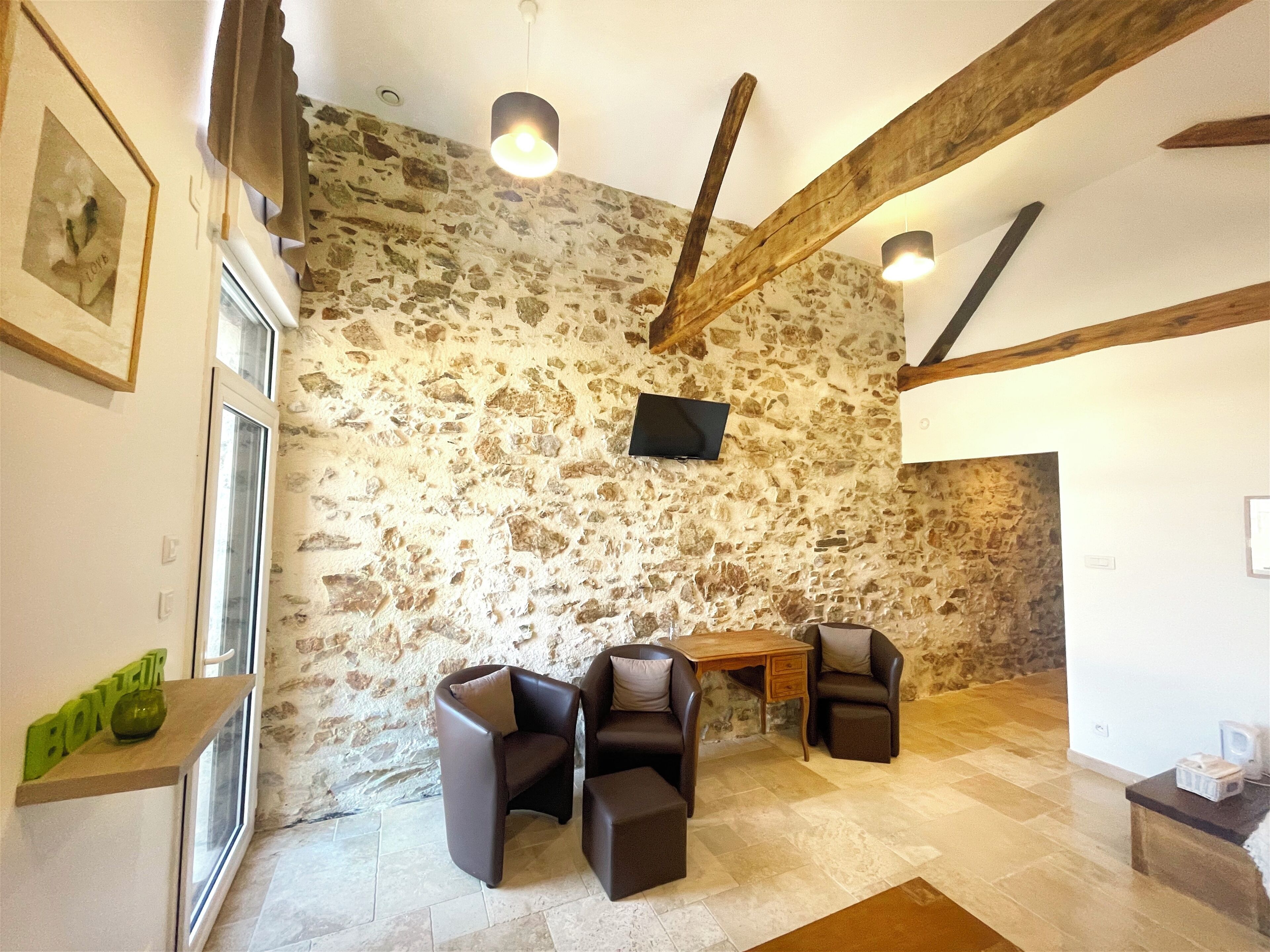 Habitación triple superior, vista al patio | Área de sala de estar | Televisión de pantalla plana, juguetes, libros y oficina 