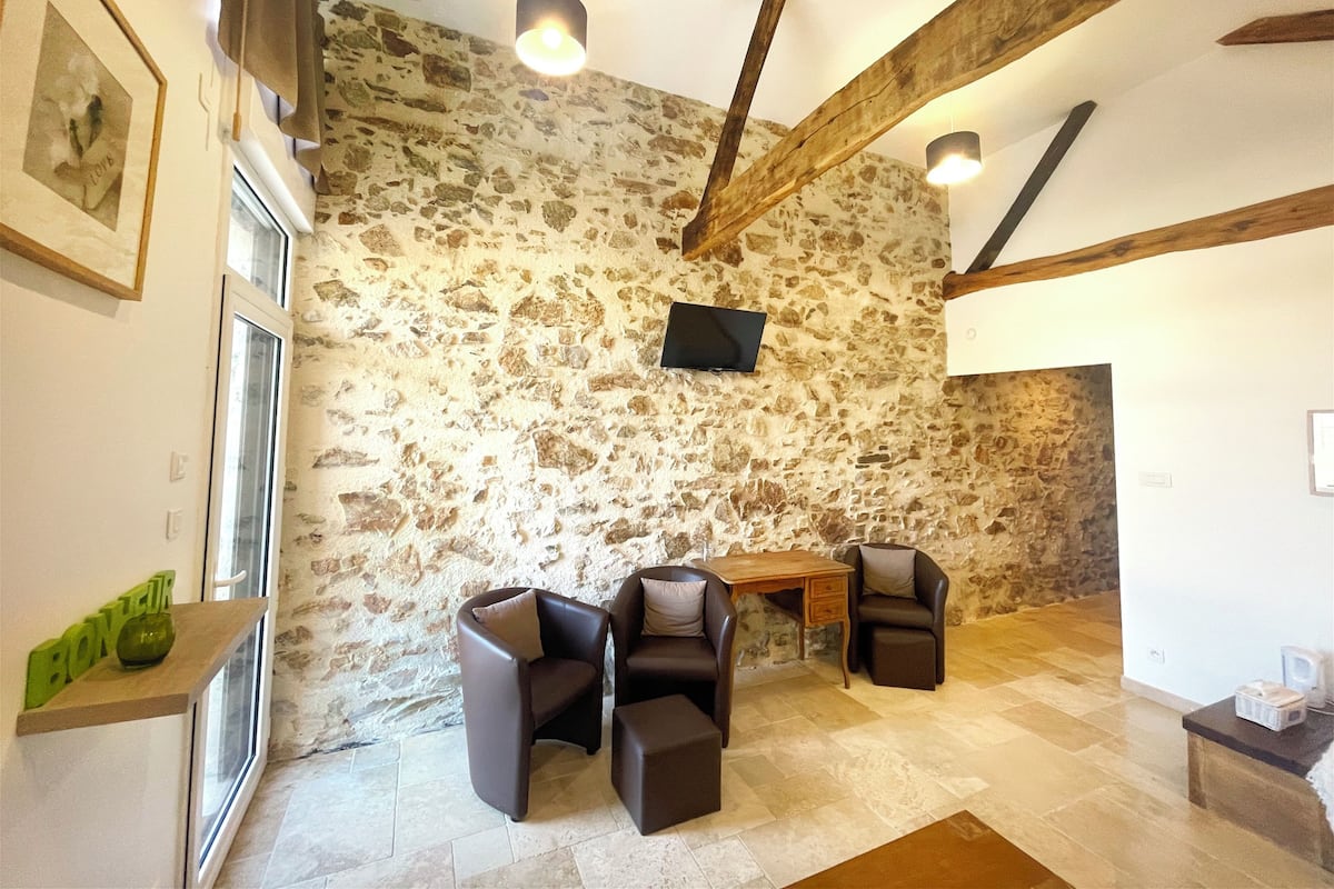 Superior Triple Room, Courtyard View | Living area | 80-cm flat-screen TV with digital channels, toys, books