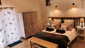 Superior Double Room, Courtyard View | Egyptian cotton sheets, premium bedding, memory foam beds, desk - La Petite Félixière, B&B indépendants à 10 min de Cholet, 25 min du Puy du Fou et 35 min de Nantes (Sèvremoine)