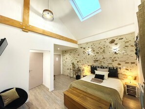 Habitación cuádruple superior, vista al patio | Sábanas de algodón egipcio y ropa de cama de alta calidad 