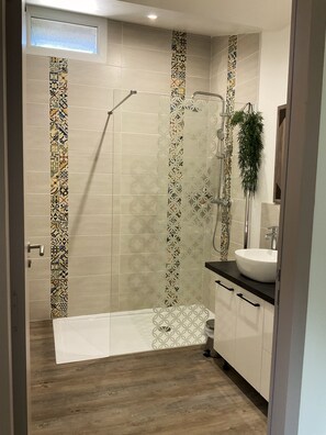 Habitación cuádruple superior, vistas al patio | Baño | Ducha y cabezal de ducha tipo lluvia