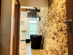 Habitación triple superior, vista al patio | Sábanas de algodón egipcio y ropa de cama de alta calidad 