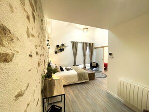 Superior Quadruple Room, Courtyard View | Egyptian cotton sheets, premium bedding, memory foam beds, desk - La Petite Félixière, B&B indépendants à 10 min de Cholet, 25 min du Puy du Fou et 35 min de Nantes (Sèvremoine)
