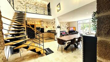 Grand réfrigérateur, micro-ondes, four, plaque de cuisson