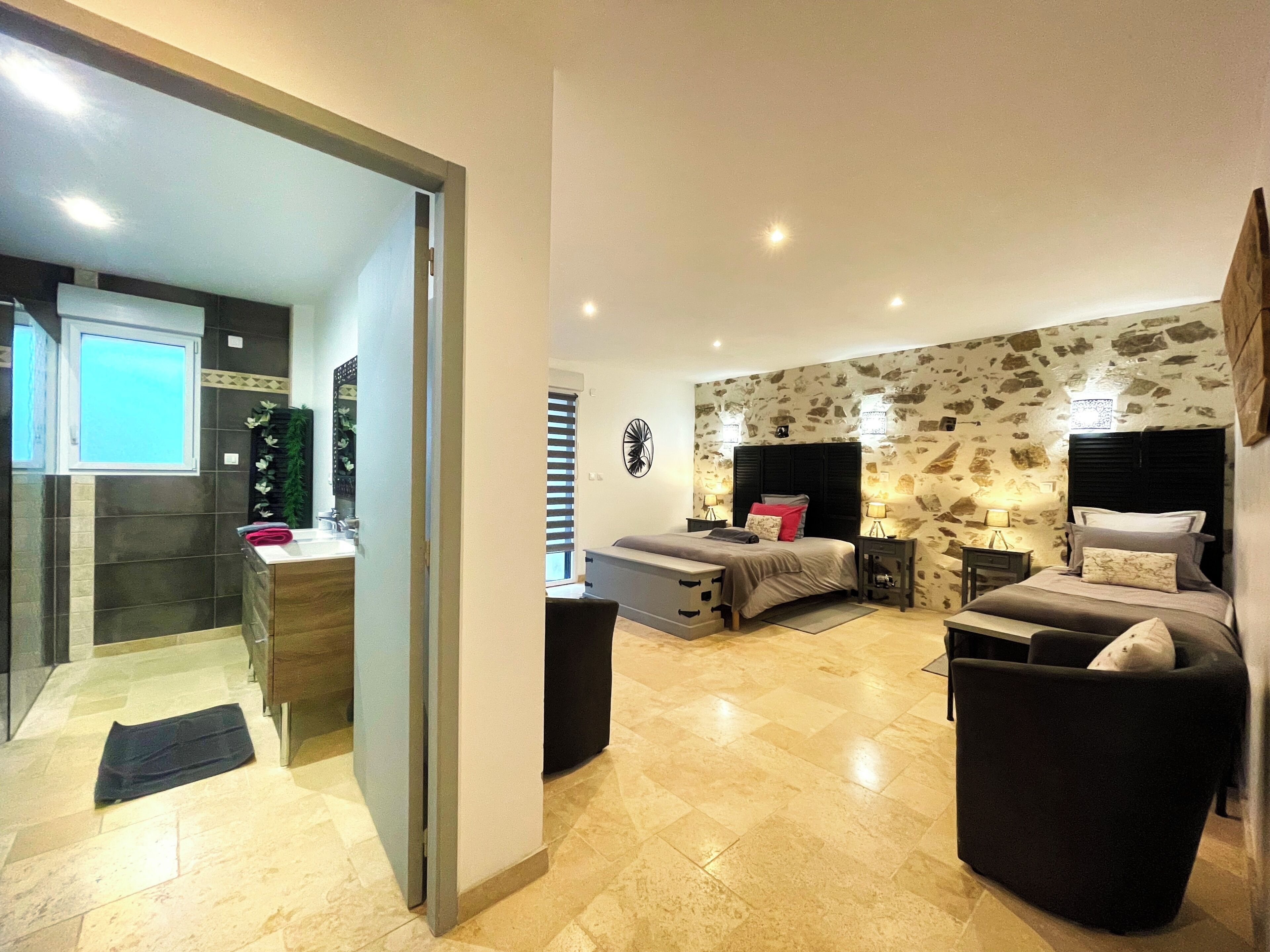 Superior Triple Room, Courtyard View | Bathroom