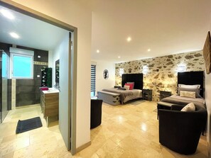 Superior Triple Room, Courtyard View | Bathroom | Shower, rainfall showerhead, eco-friendly toiletries, hair dryer - La Petite Félixière, B&B indépendants à 10 min de Cholet, 25 min du Puy du Fou et 35 min de Nantes (Sèvremoine)