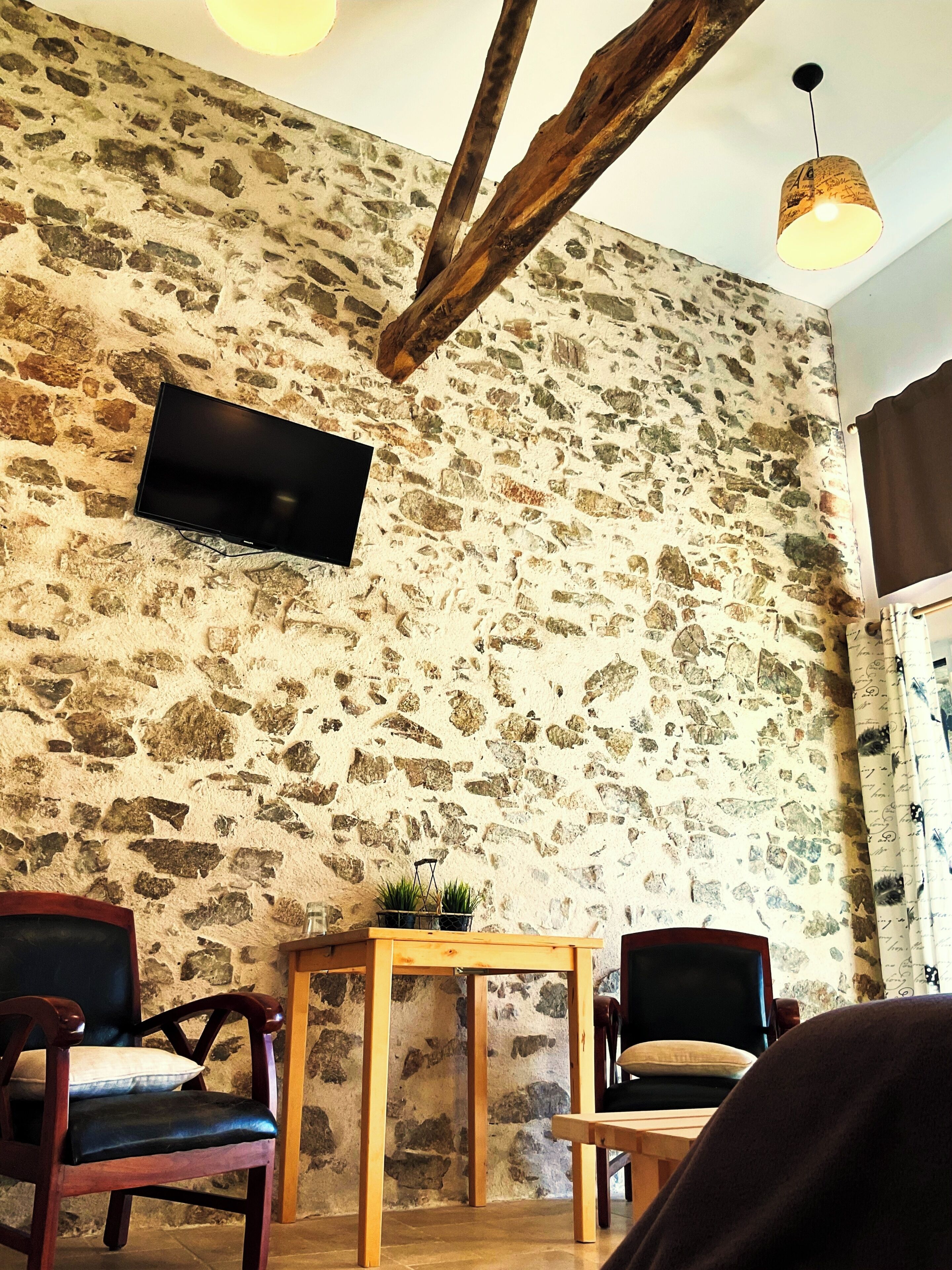 Superior Double Room, Courtyard View | Living area | 80-cm flat-screen TV with digital channels, toys, books