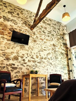 Superior Double Room, Courtyard View | Living area | 80-cm flat-screen TV with digital channels, toys, books - La Petite Félixière, B&B indépendants à 10 min de Cholet, 25 min du Puy du Fou et 35 min de Nantes (Sèvremoine)