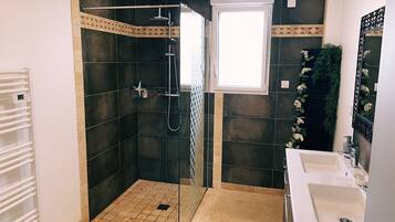 Superior Triple Room, Courtyard View | Bathroom