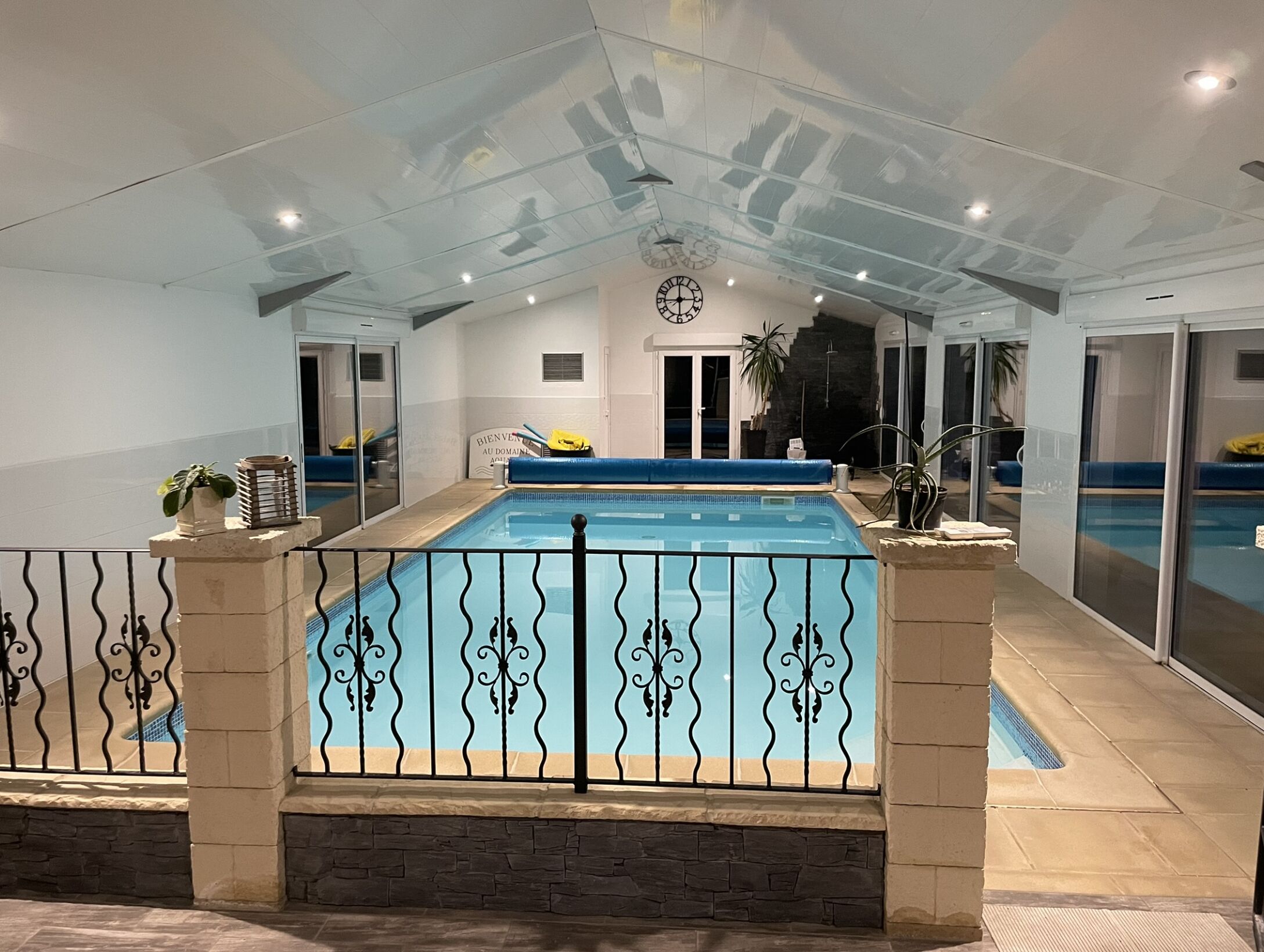 Una piscina techada, una piscina climatizada, sombrillas