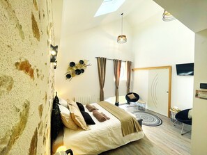 Habitación cuádruple superior, vistas al patio | Sábanas de algodón egipcio y ropa de cama de alta calidad