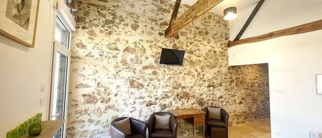 Habitación triple superior, vista al patio | Sábanas de algodón egipcio y ropa de cama de alta calidad