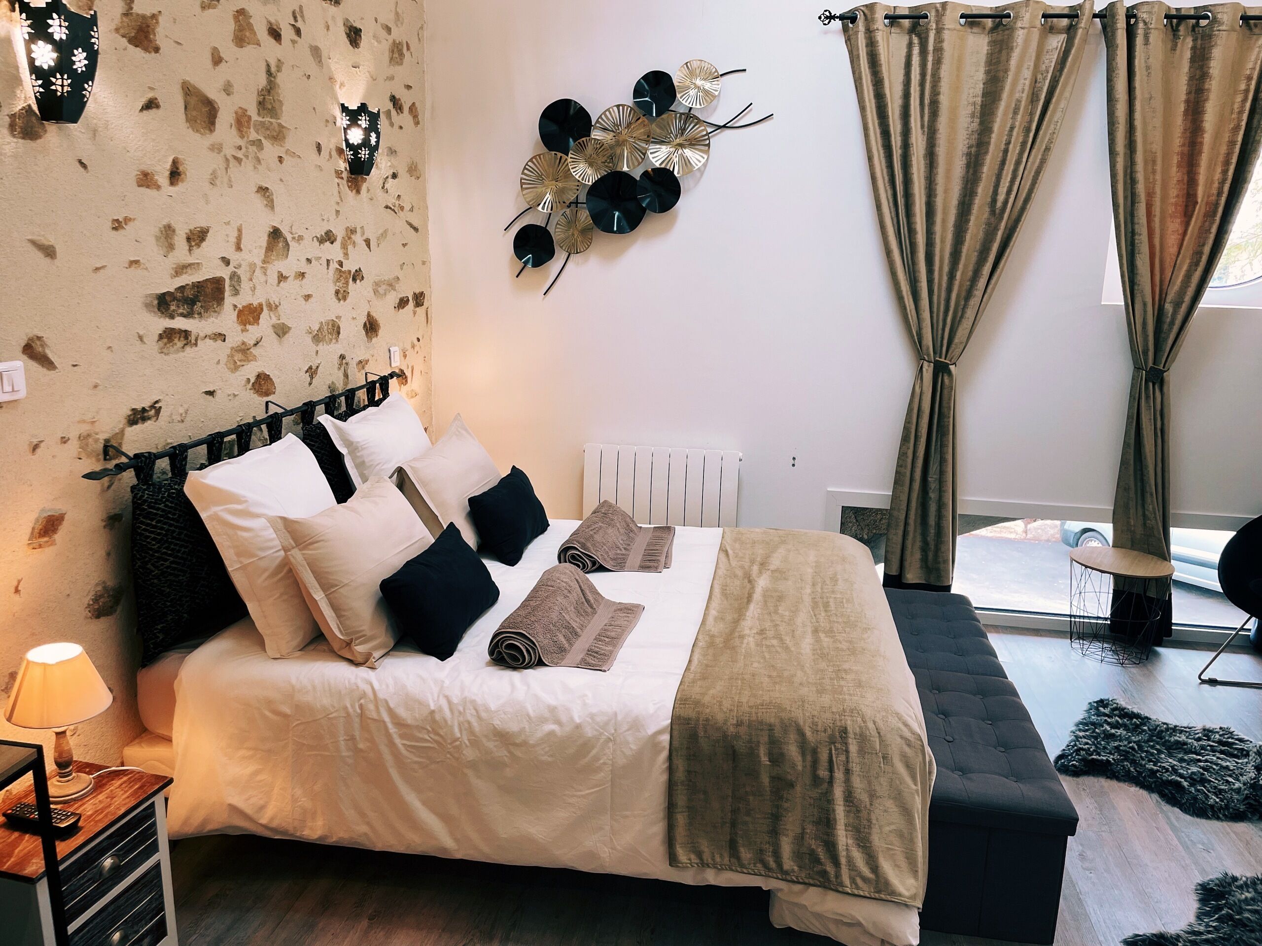 高级四人房, 庭院景观 | 埃及棉床单、高档床上用品、记忆海绵床垫、特色装修